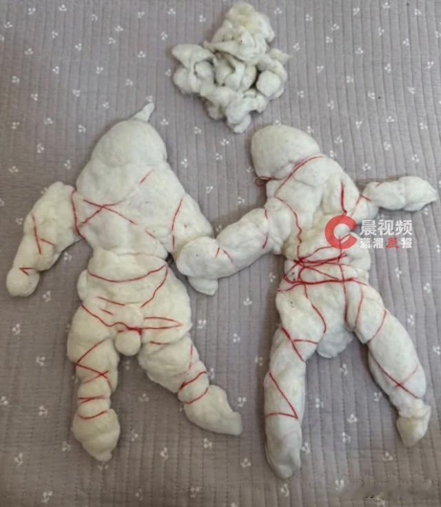 中州旧俗，儿女婚嫁缝制喜被，家中长辈亲手取棉花团塑成男女二小偶，缠以红丝，悄悄缝