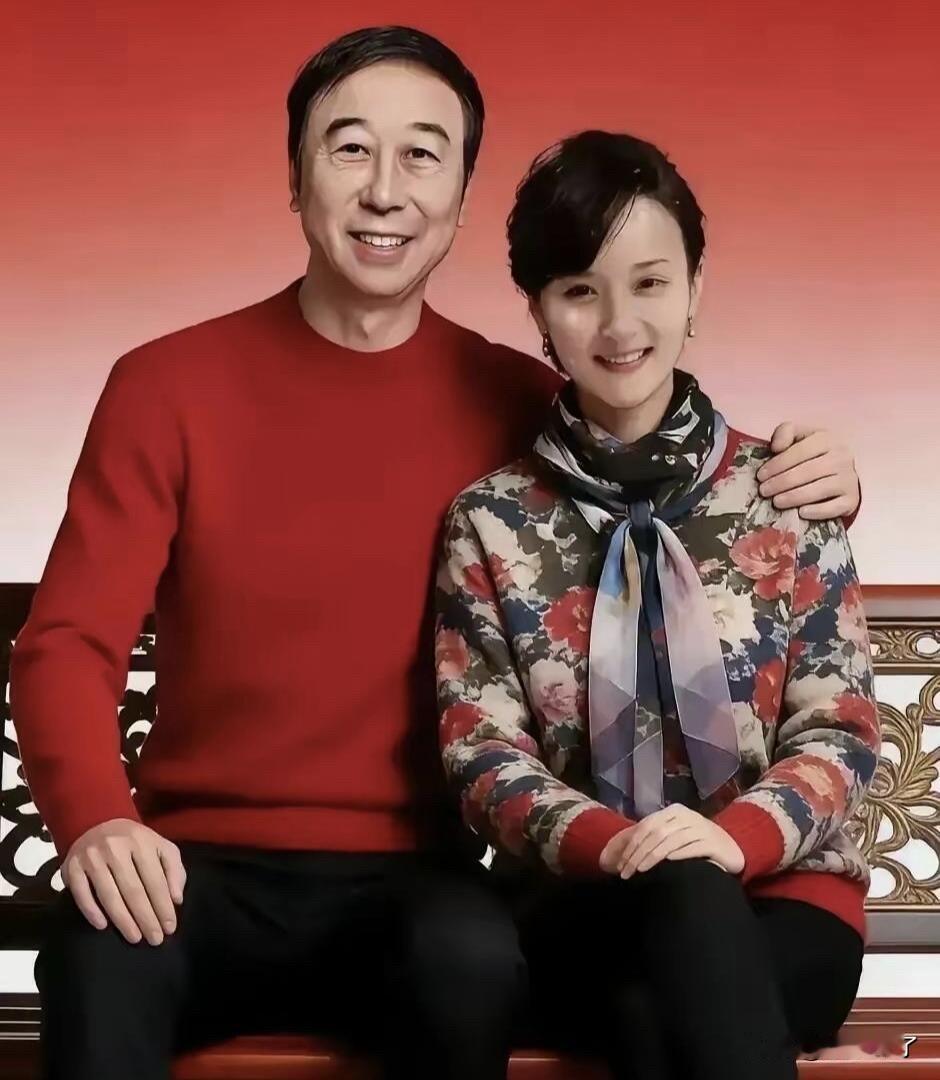 冯巩与妻子艾慧照片，这张照片是1983年，相声演员冯巩和艾慧领了结婚证时情景，那