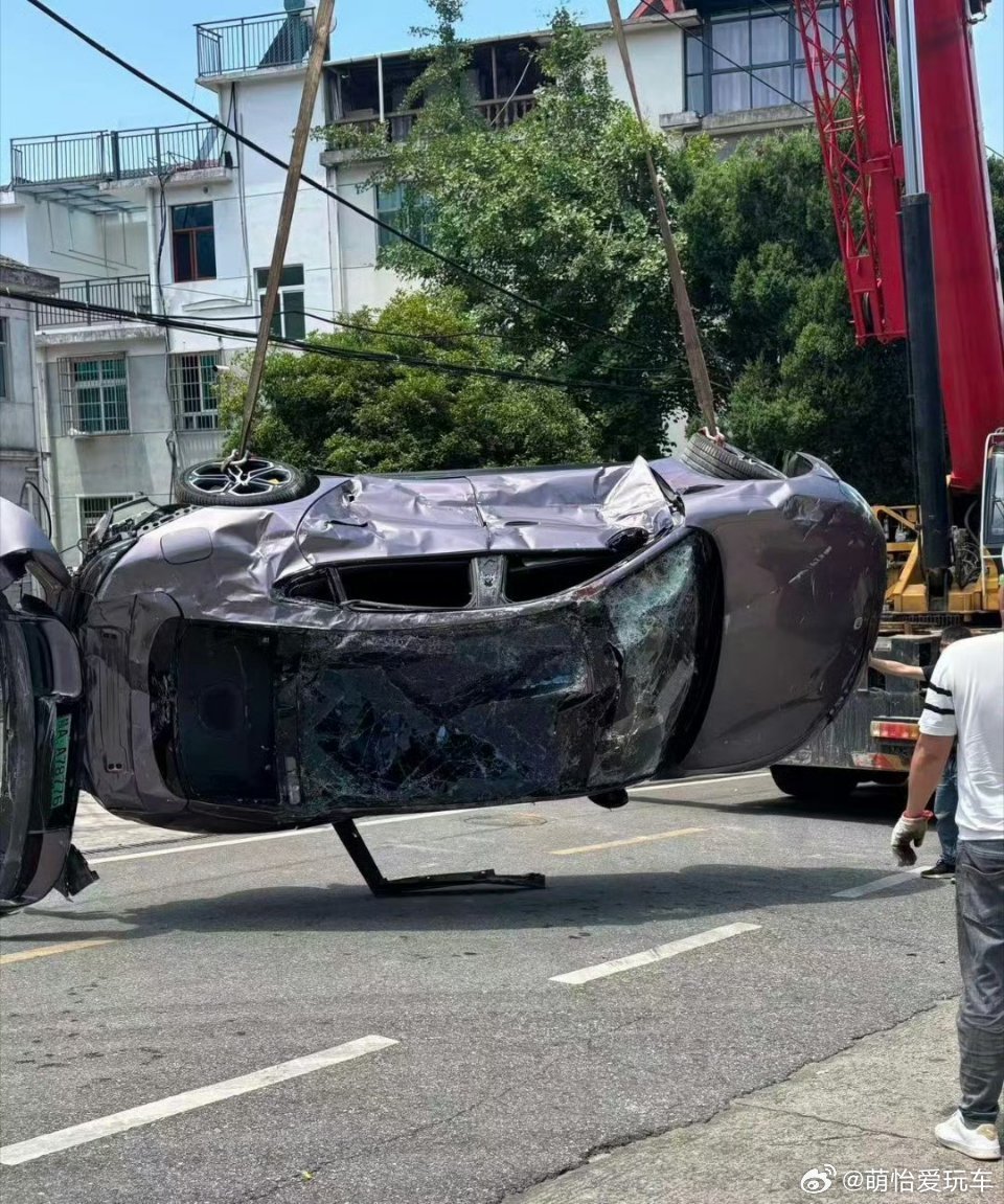 小米SU7被货车碾压还能开车门放音乐🐮 ​​​