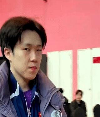 见过王楚钦真人的，多少都被他的眼神吓过。
 
机场被围堵的时候，他脸垮着眼神冷，