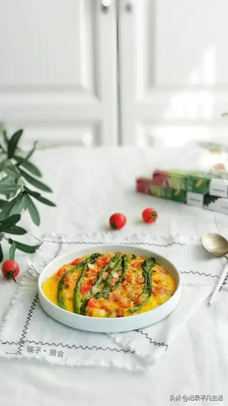 最惊喜的是那杯手冲咖啡，深棕色的液体在阳光下折射出琥珀般的光晕，抿一口，醇厚的香