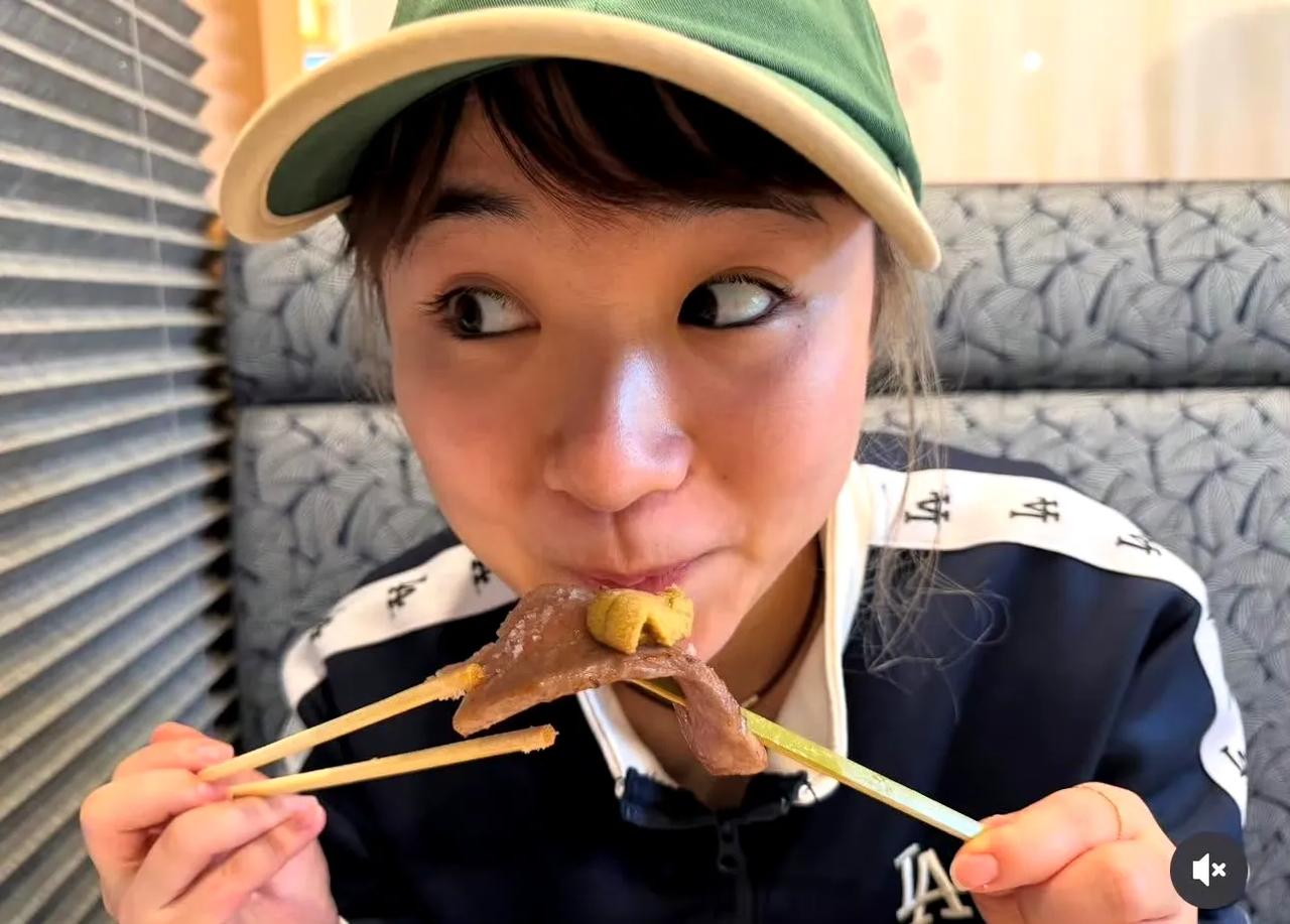 好有意思，伊藤美诚🇯🇵美食特辑来了[大笑]。
伊藤美诚这是纹了美瞳线吗？眼睛