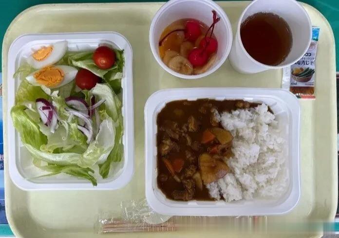 看看鬼子吃的啥？
外媒曝光的日本陆自日常伙食，
咖喱饭 、沙拉、莫名的汤汤水水？