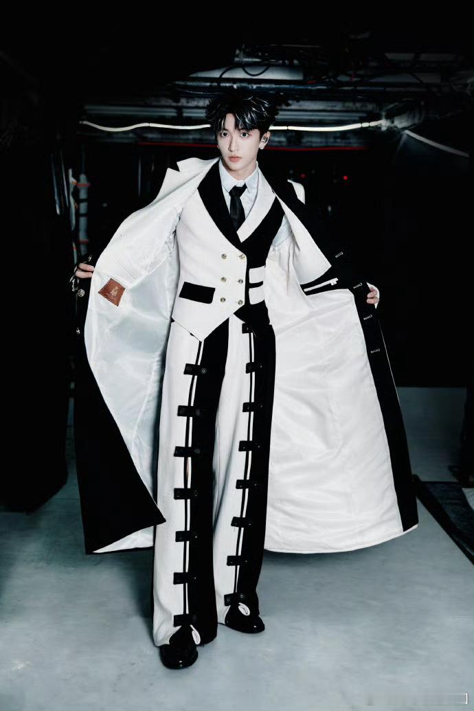 黄子弘凡修音响来了黄子弘凡能多开点演唱会吗？这听感可真不是一般的好啊！这不是来开