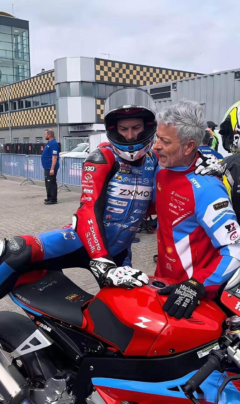 白发苍苍的是教练吧！赛后教练紧紧拥抱瓦伦丁！虽有遗憾，但是在一众车队车手围剿下，