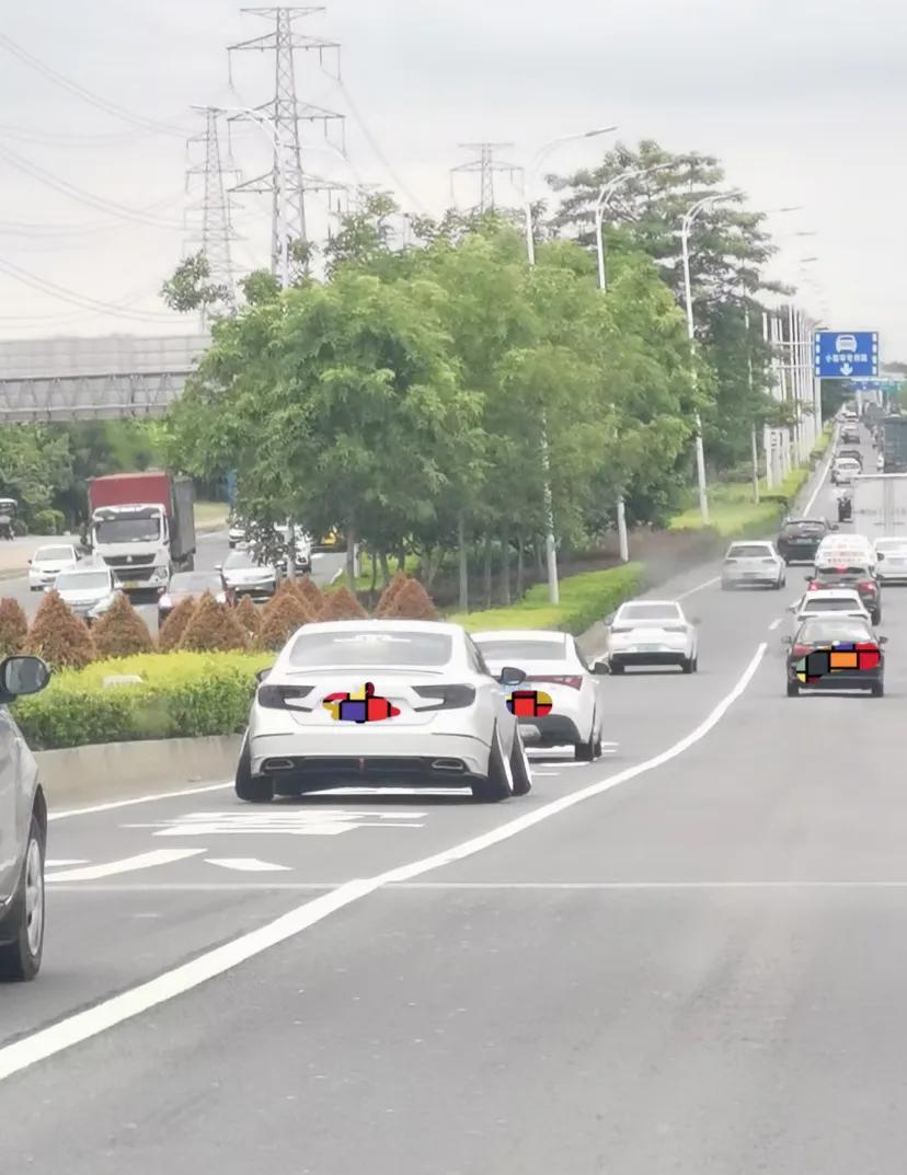 第一次见到外八车
这四个车轮怎么外八了，这是咋了车轮饼 开车