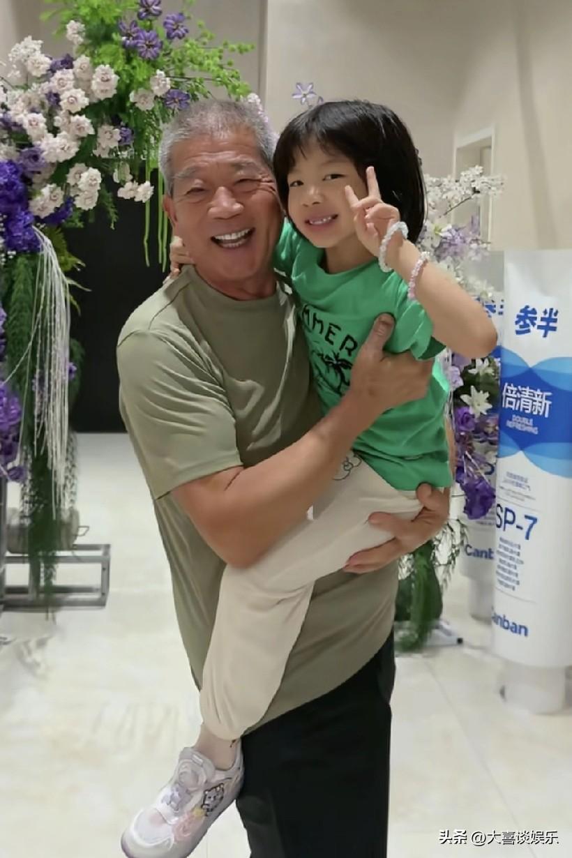 我要是天赐，
都得跟黄维平断绝关系，
平时爹不亲妈不爱的，
一到拍广告、直播带货