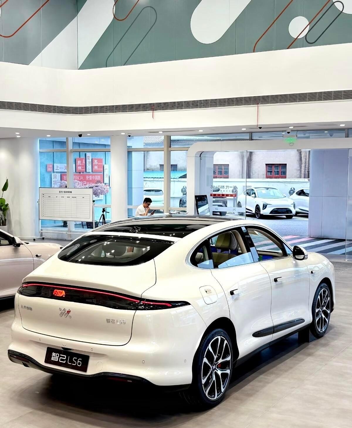 🚙 智己 LS6✅ 优点🏎️ “F1车队调校”的底盘质感：全系标配前双叉臂+