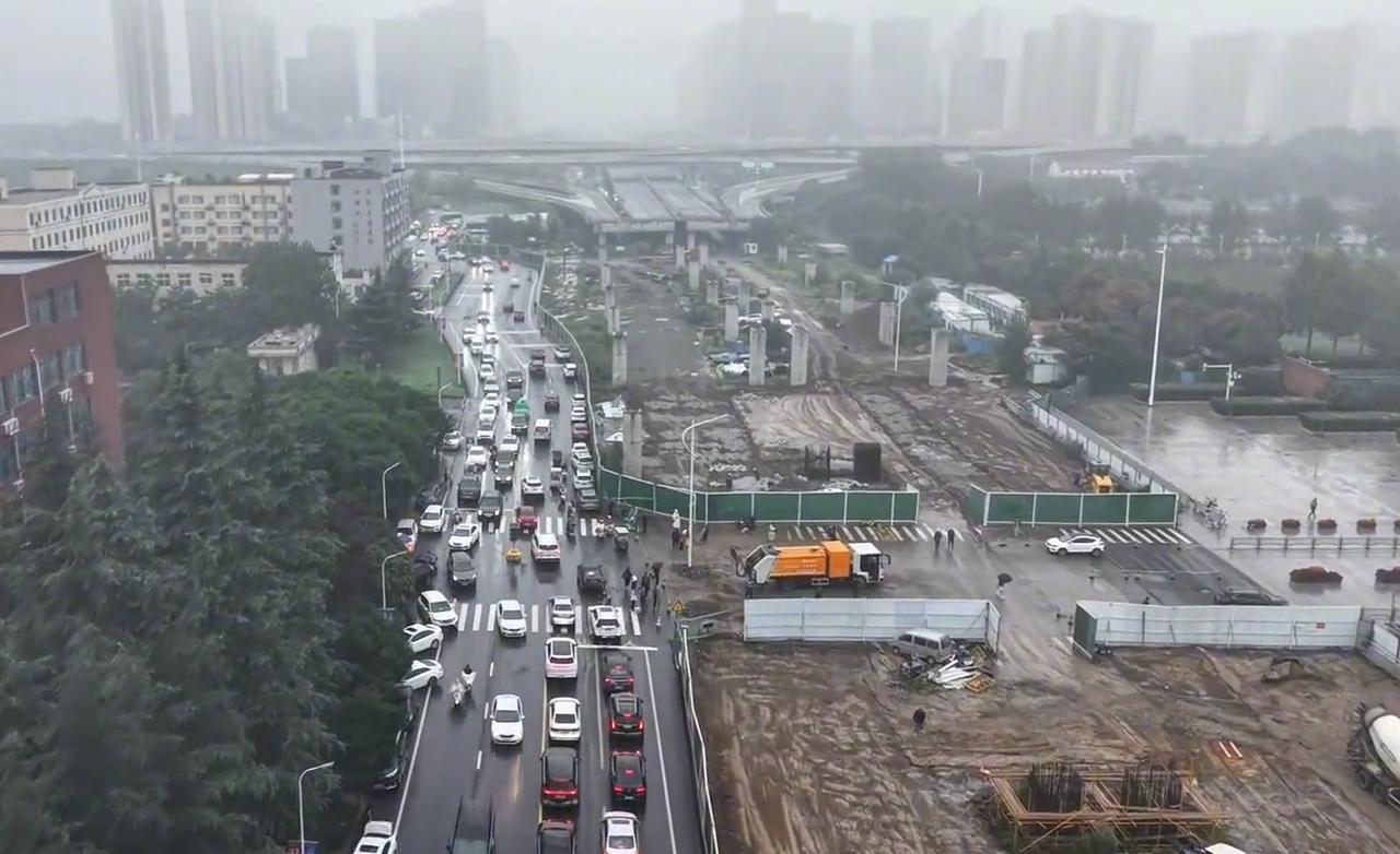 不容易啊，科学大道四环立交延长工程复工了！
从规划群家人们的分享来看，科学大道与