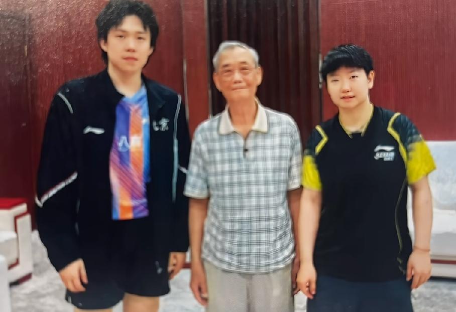 刷到全锦赛后的这张合照，王楚钦、孙颖莎和梁教练同框合影。
老一辈乒乓前辈和新生代