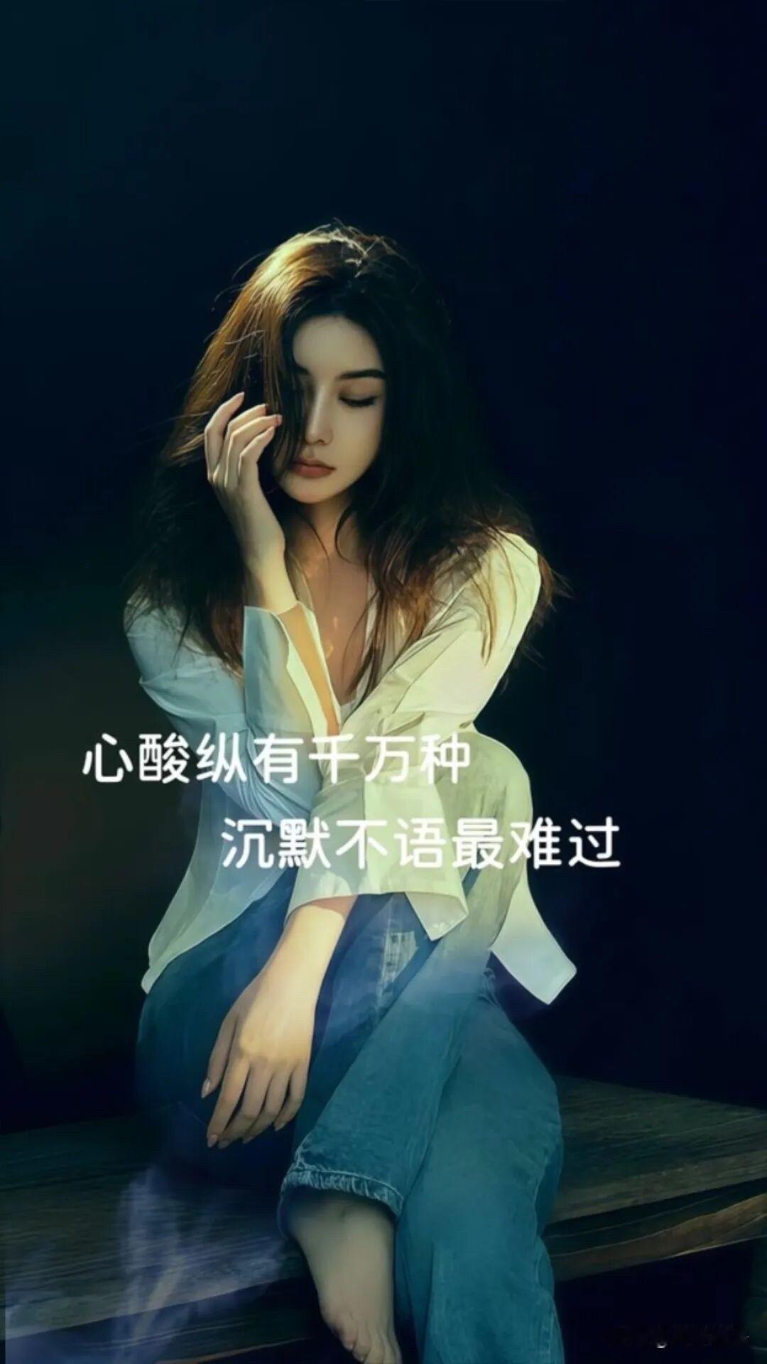 厦门下雨天，一位女教师顺手为身旁的人撑了把伞。就这么一个简单的动作，照片传到网上