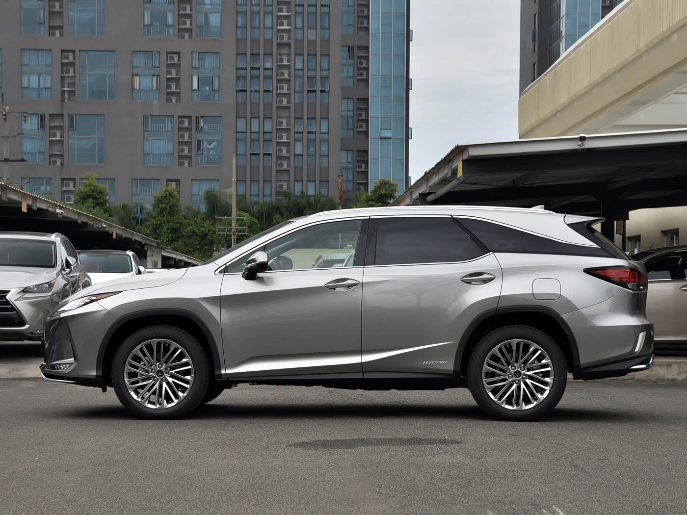 这个后悬长度让我想起来Lexus RX450hL，相对于其标准版长度加了11cm