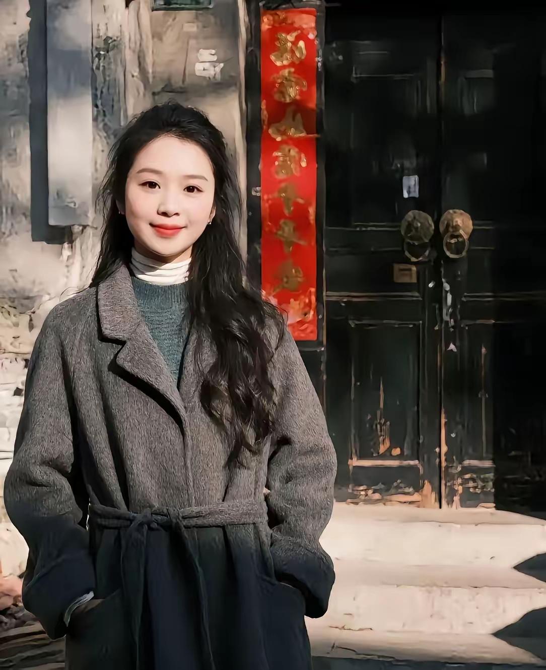 胡二妹现在估计肠子都悔青了！

她后悔的不是那天多给了几块土豆片，也不是后悔自己
