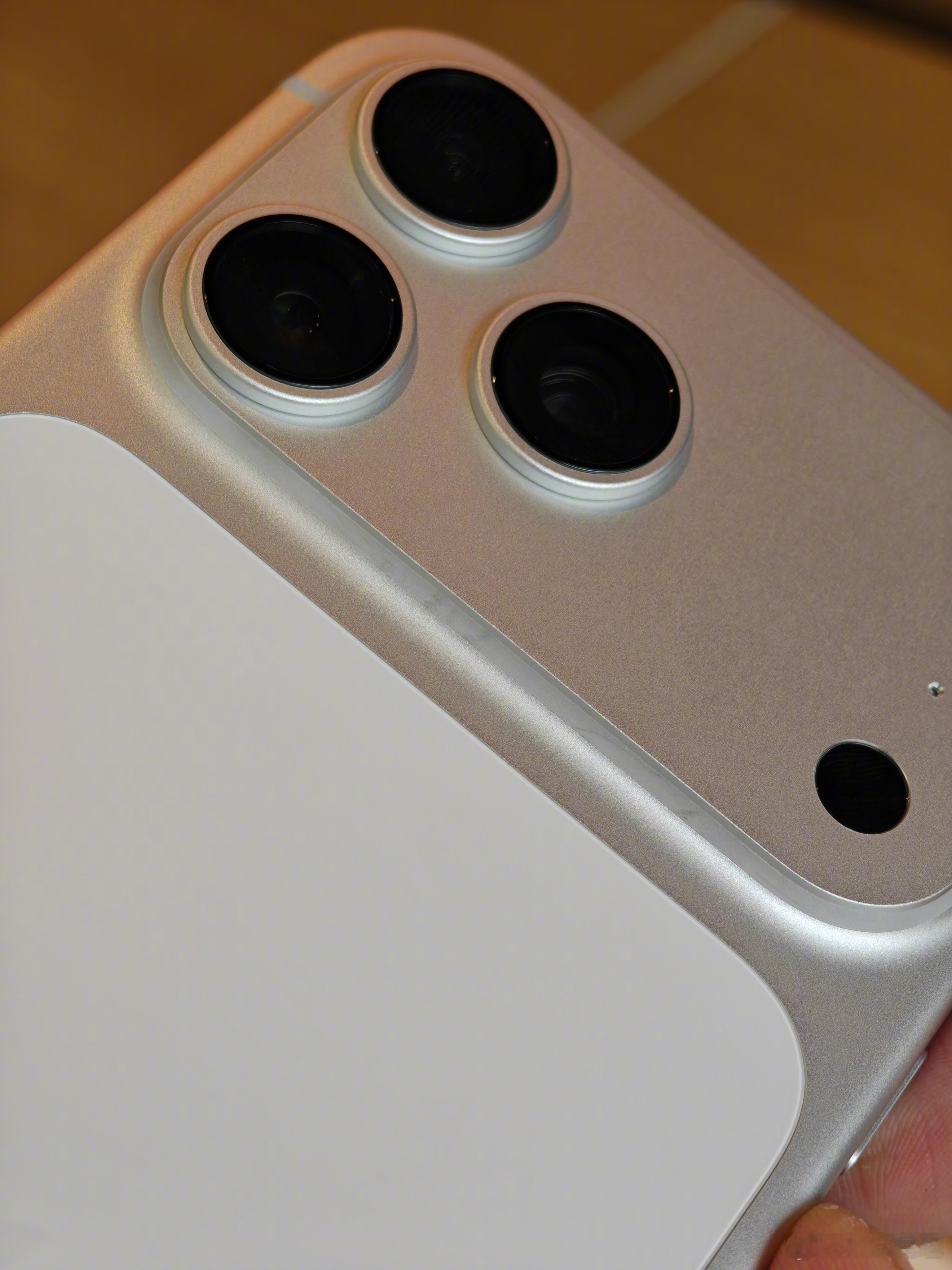 iPhone17 Pro 系列的白色背板虽然不容易看出来刮花，但是镜头模组下沿的