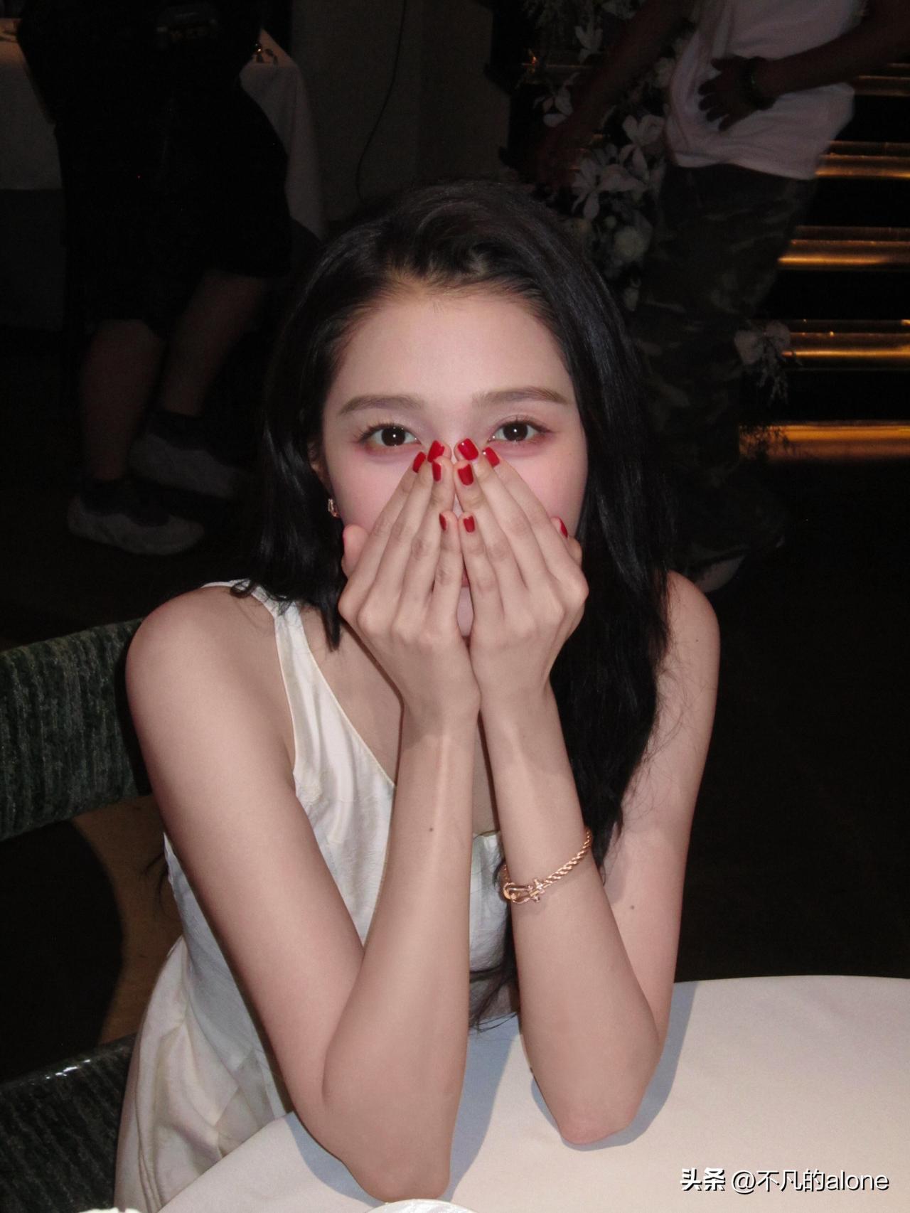 关晓彤分享7月工作碎片，一头乌黑亮丽的长发，少女感十足。她与鹿晗的恋情曾受到广大