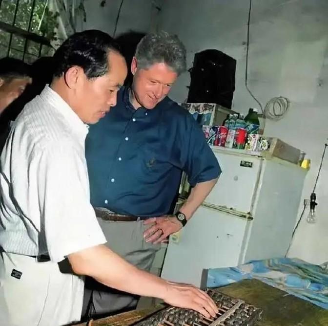 1998年，克林顿访问中国，有一天他无意中走进一家小卖铺，看到老板还在使用算盘算