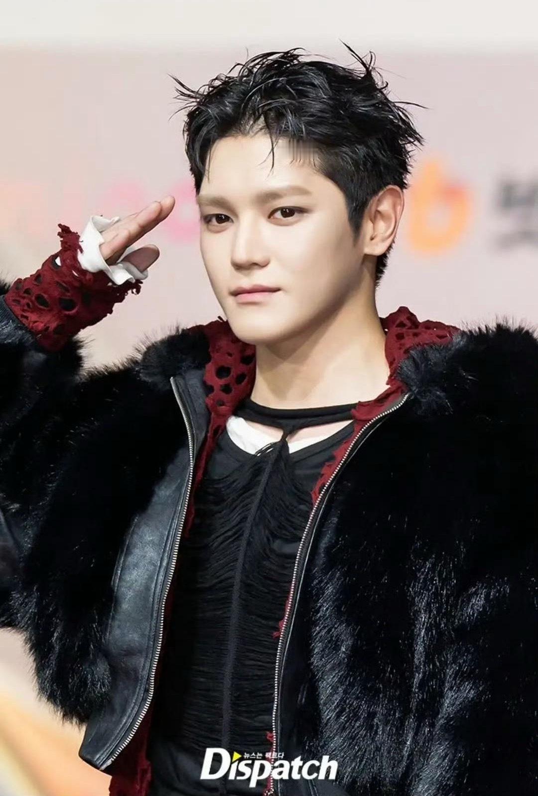 看了李泰容 SBS红毯生图就知道为什么四颜一是罗渽民了吧？ 