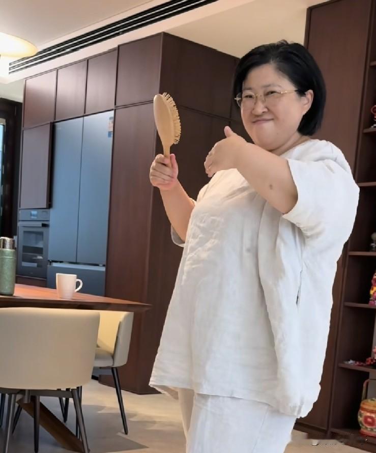 39岁胡老师剪了短头发，对着镜子欣赏，还挺满意的，可铁兜大胆评价看起来更慈祥了，