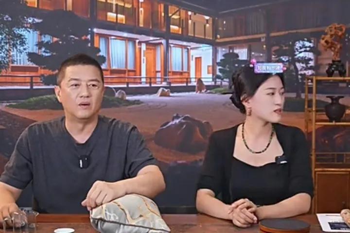 现在的网络分成两拨人。
一波是顶着骂名直播带货，挣得盆满钵满的人，比如李亚鹏，经