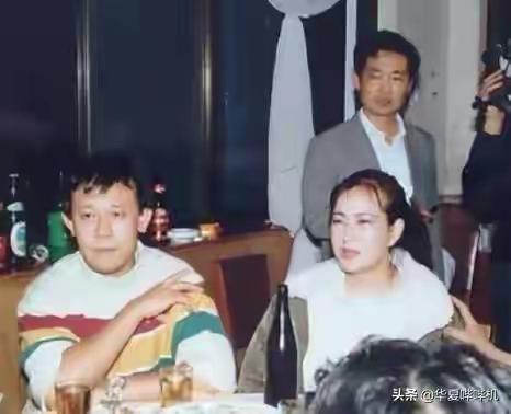 当年刘晓庆和姜文在一起，姜文小鲜肉一枚，刘晓庆一脸的婴儿肥。年轻真好，只是青春不