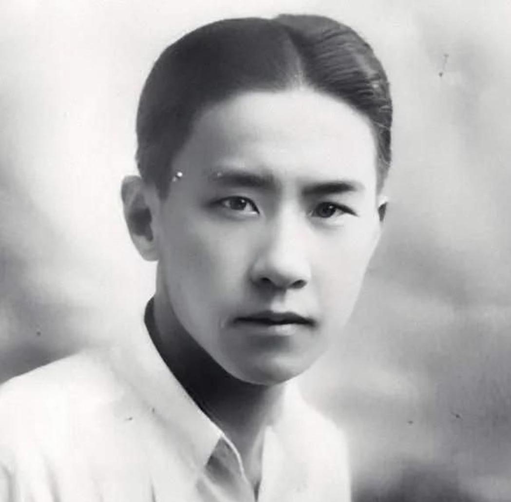 1907年，慈禧72岁，袁世凯正处在权势上升期。
 
一次入宫，慈禧看上了袁世凯