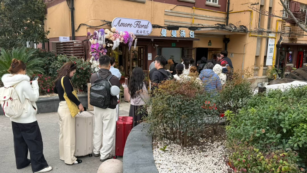 网红店专噱特种兵提着行李箱就来排队了 