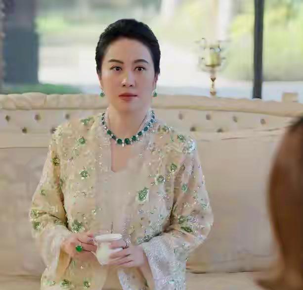 叶璇演的短剧我看了。说实话，比刘晓庆演的好太多了。

本身演员年龄和角色年龄相符