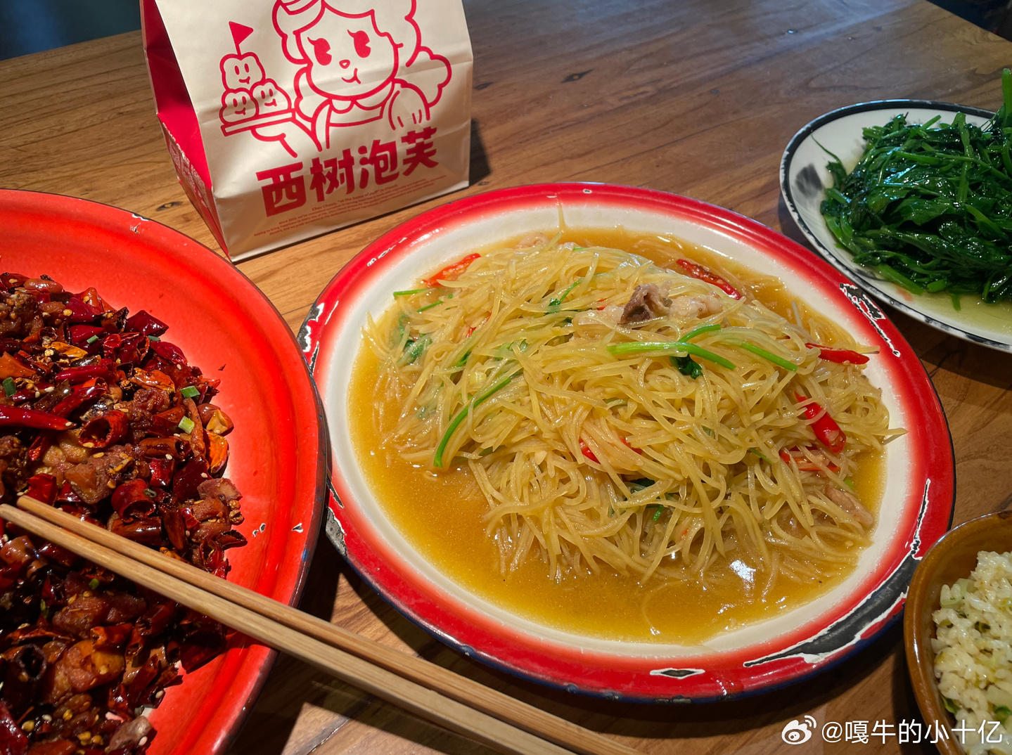 陪我来吃辣菜由于他吃不了辣，自己点了个豌豆尖～闷头干饭点完菜说去洗手，回来提溜两