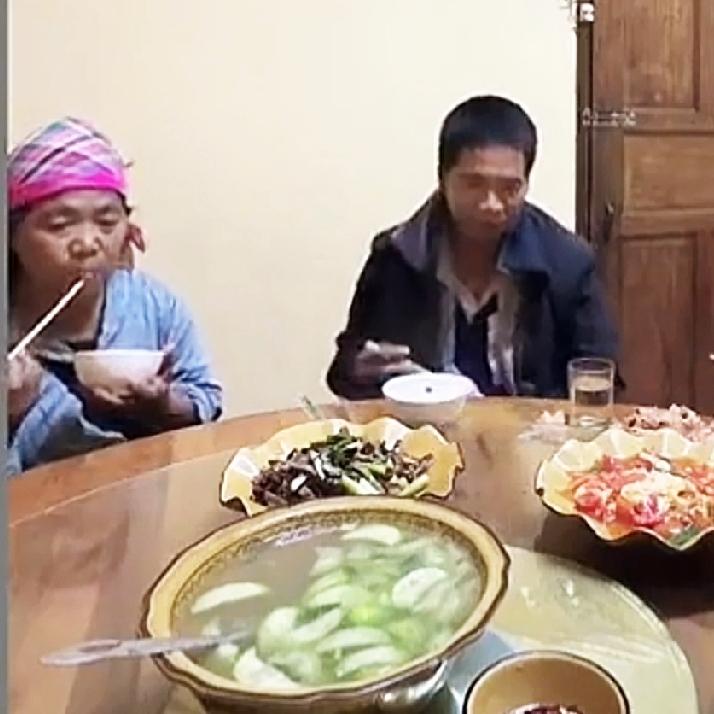 小陈和小梅带着大伯和大伯母去市场买衣服，大伯都不好意思，大伯母笑的脸都开了花，大