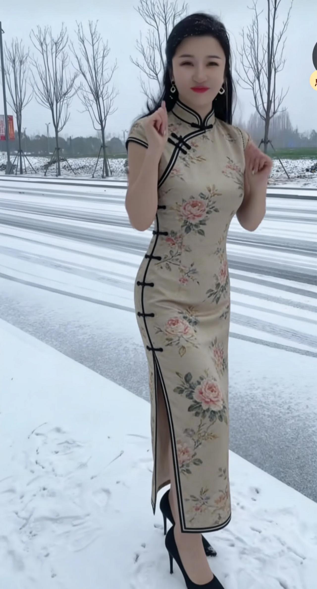 雪是冬天写的诗，落在枝头就成了留白，飘进掌心便化作风的私语。不必追赶时光，就坐在