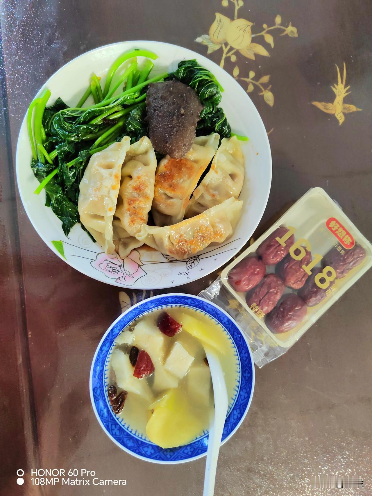 #分享我的今日感悟#
今日感悟就是好好吃饭[大笑]，准备好了早餐，每人一份[玫瑰