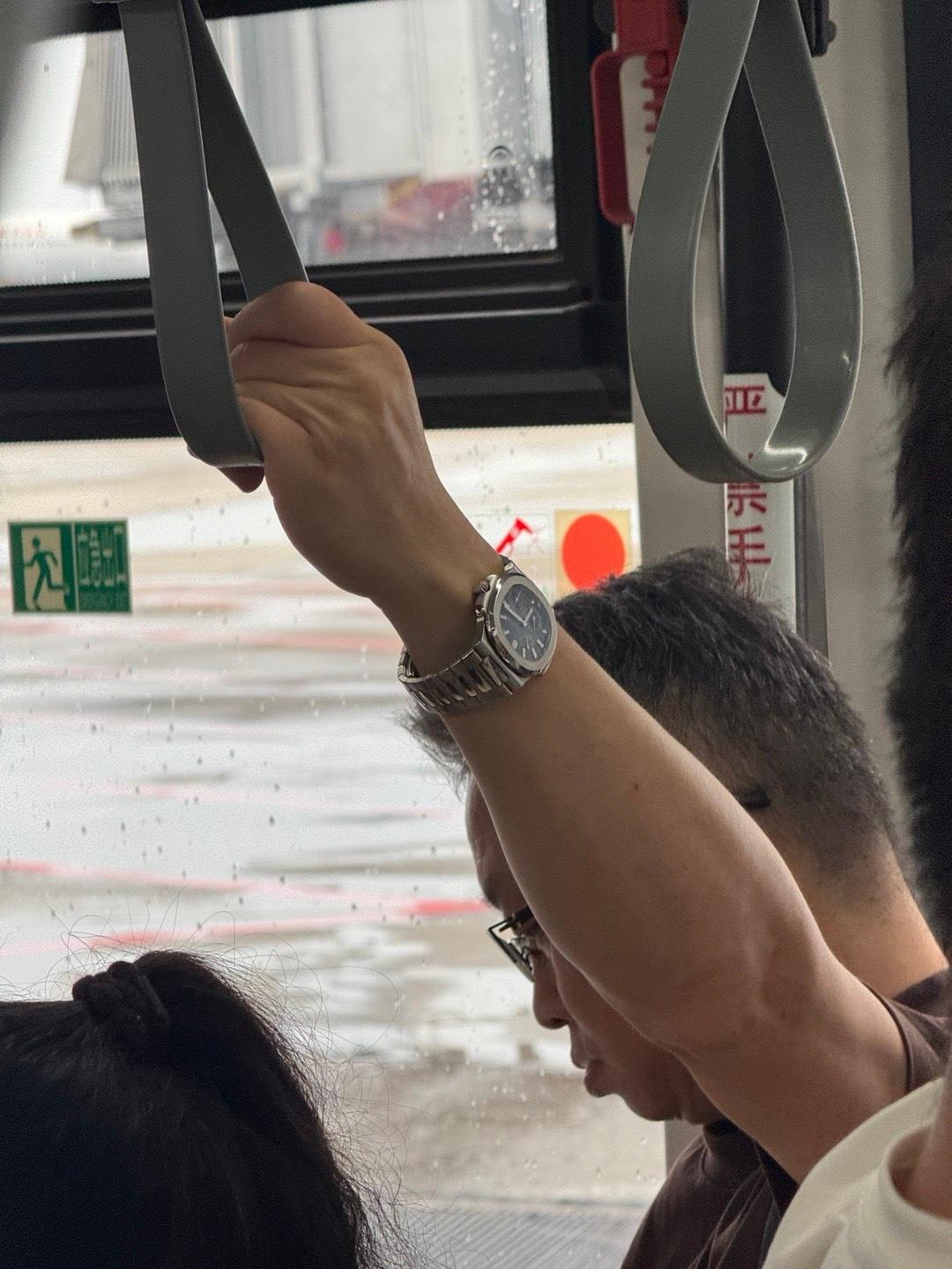 大哥的鹦鹉螺在我们经济舱的摆渡车里显得格外耀眼 委屈了 哥百达翡丽鹦鹉螺腕表  