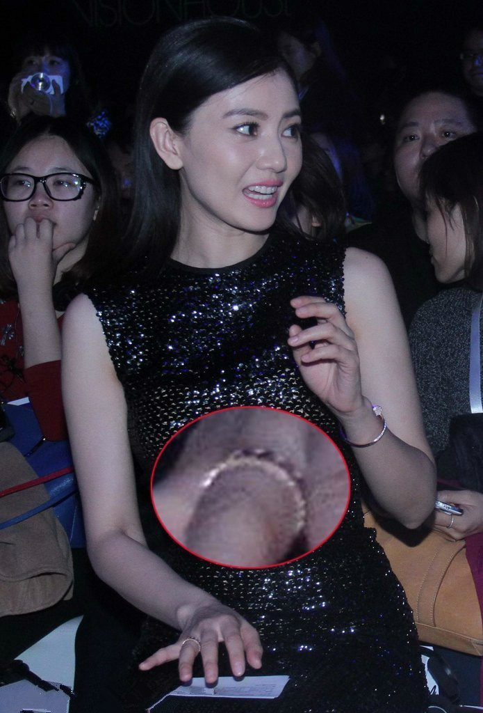 姐姐这组看秀生图，瞬间被治愈了😭明明身处人挤人的秀场，要时刻保持状态、应对镜头