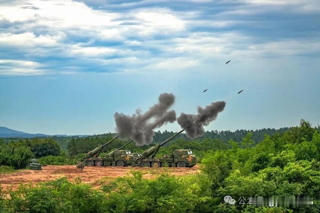 近日，第71集团军某旅打响一场融合战场机动、临机处置、火力打击等多课目的实弹射击