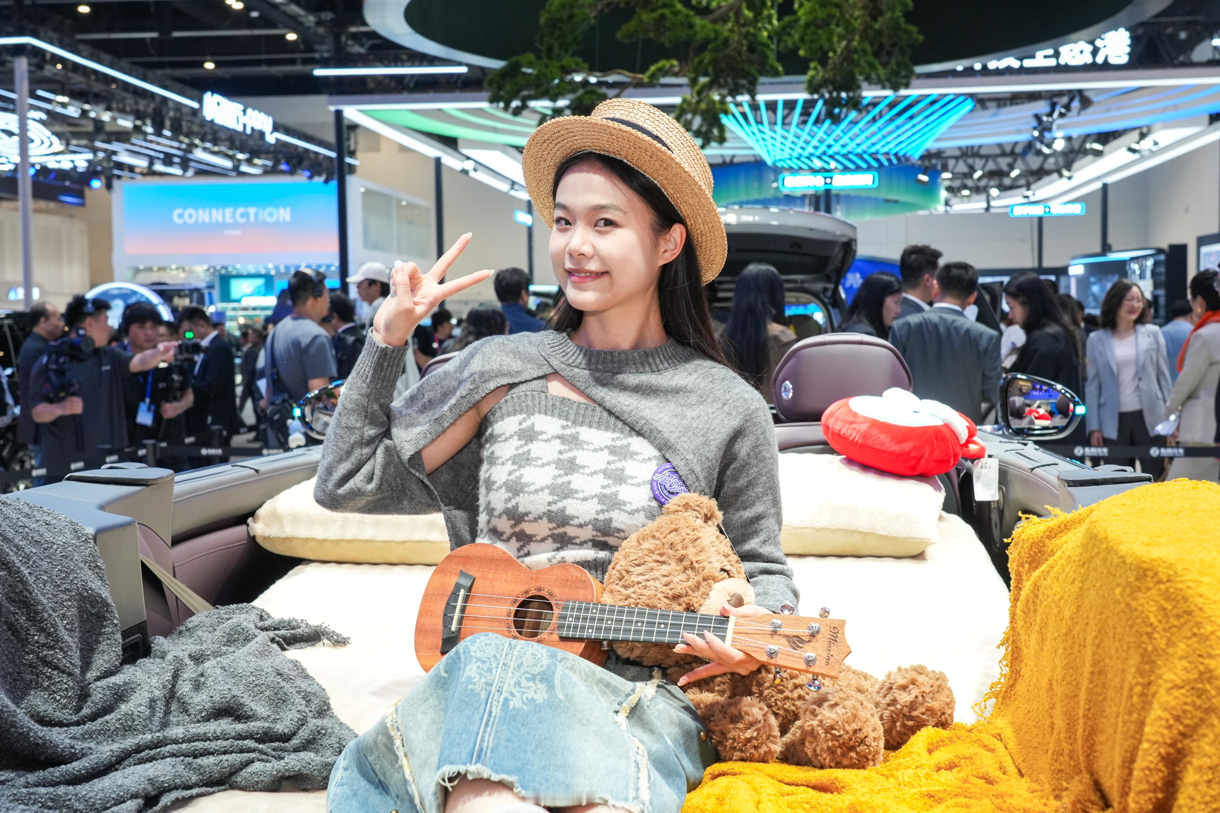 从泰山X8到梦想家右舵版 北京车展岚图连出“王牌”4月24日，2026北京车展首