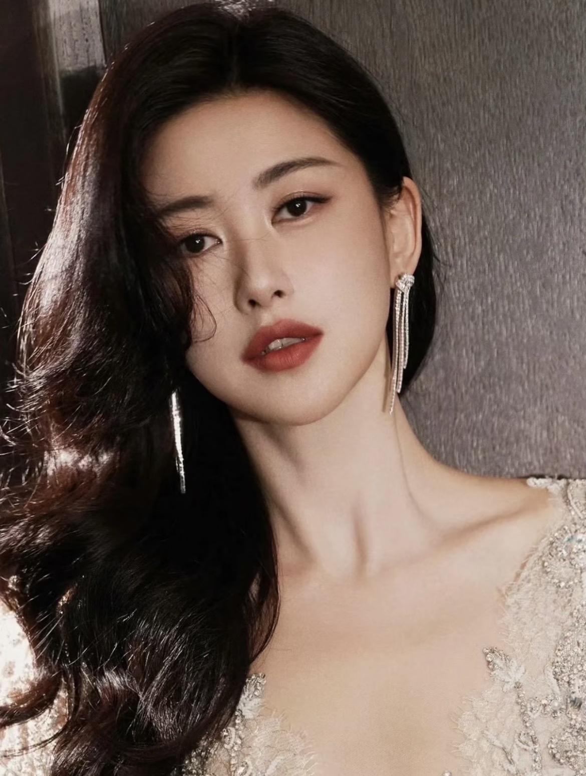 朱珠现在演戏，
最大的问题不是她有没有演技，
而是她那张“京圈公主”的脸上，不管