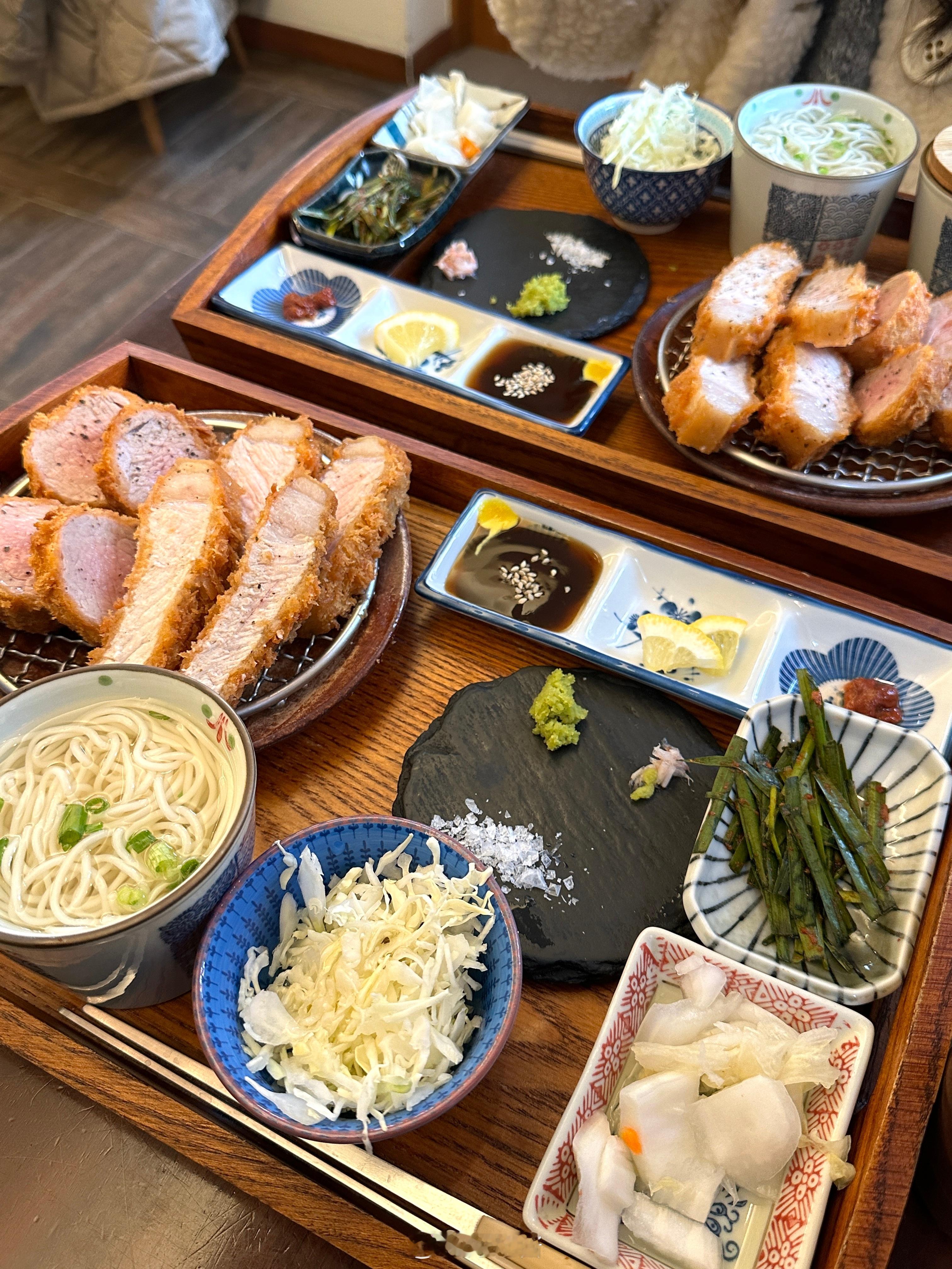 韩国的爱豆同款餐厅 感觉在小韩最惊喜的一顿就是猪排饭🥩！！他们的炸物特别神奇一