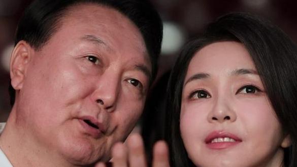 韩国前总统尹锡悦和妻子金建希一起锒铛入狱，没成想竟在拘留所里赶上了一波 “身家猛