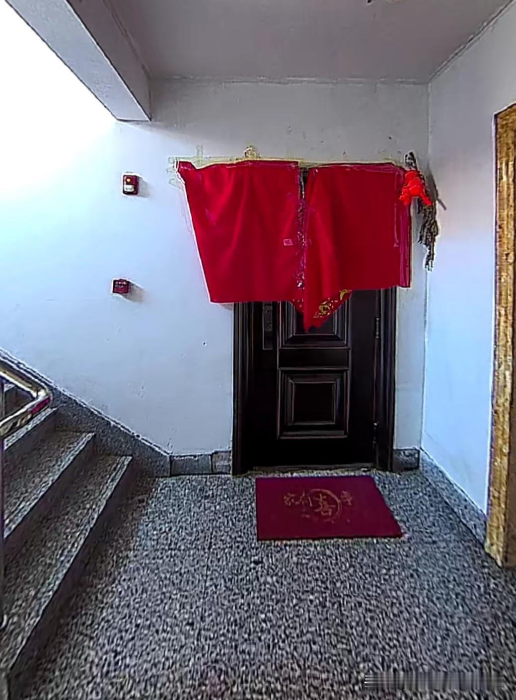 邻居家为什么挂红布？问豆包说他家里生孩子了，挂红是辟邪，防止家人进出带回家不好的