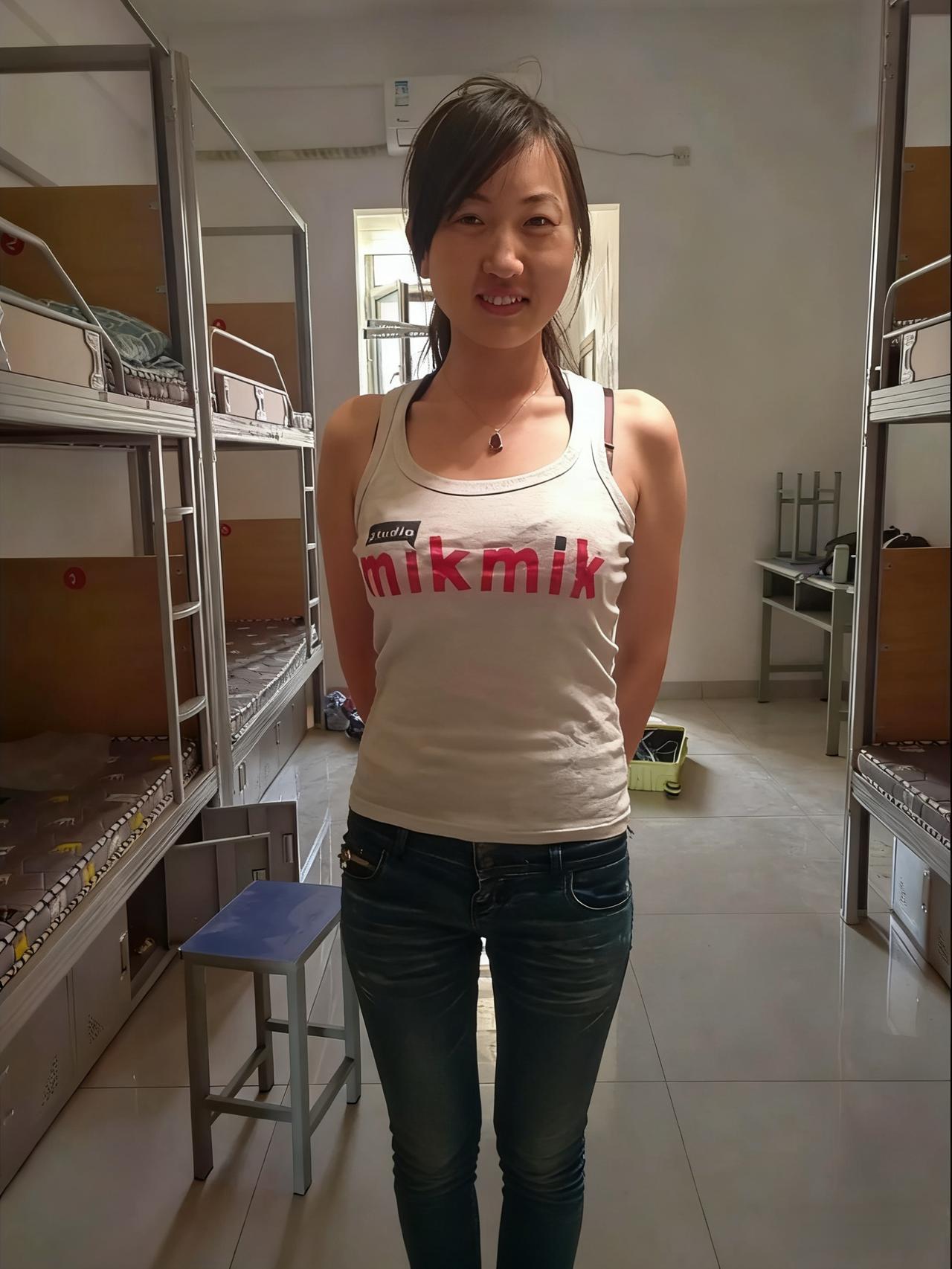 铁架床上堆着半旧的书，
折角的页里藏着未写完的信。
风扇在天花板上转着，
吹不散