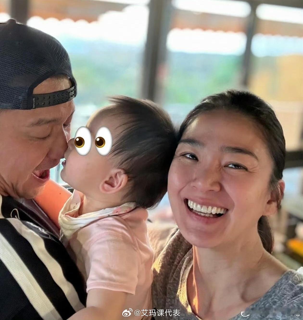 洪小铃晒一家三口合照洪小铃女儿近照 洪小铃晒一家三口合照，好温馨的一家 