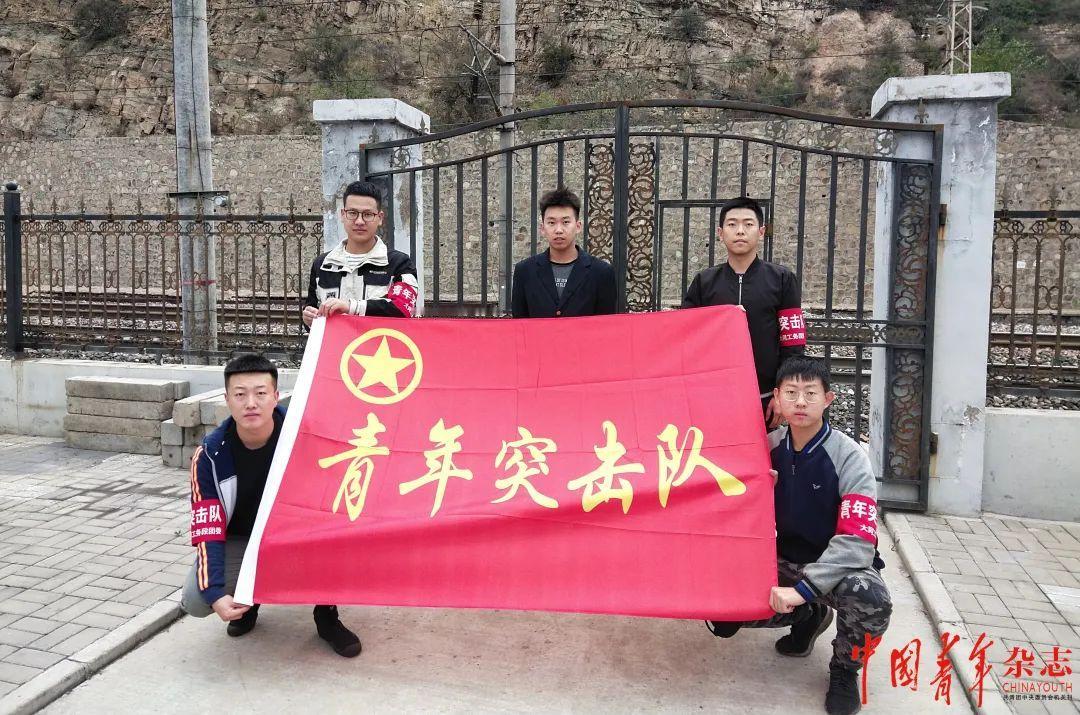 春运，是一场关于归途与希望的盛大演出。而在这浩如烟海的人潮中，有一群特殊的“逆行