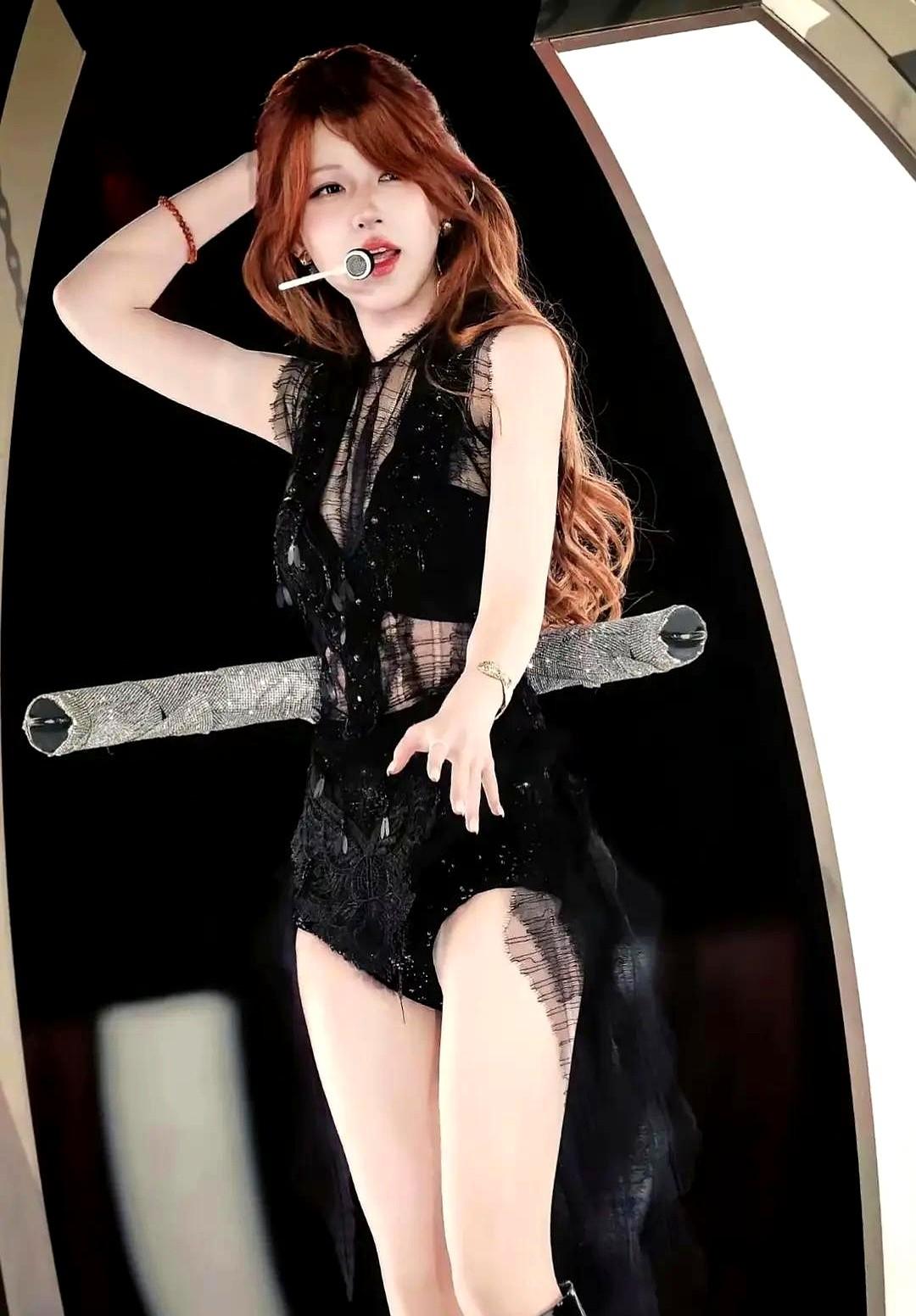 最近赵露思生日会的造型，直接把评论区炸翻！红发配黑色泳衣式演出服，性感是性感，但