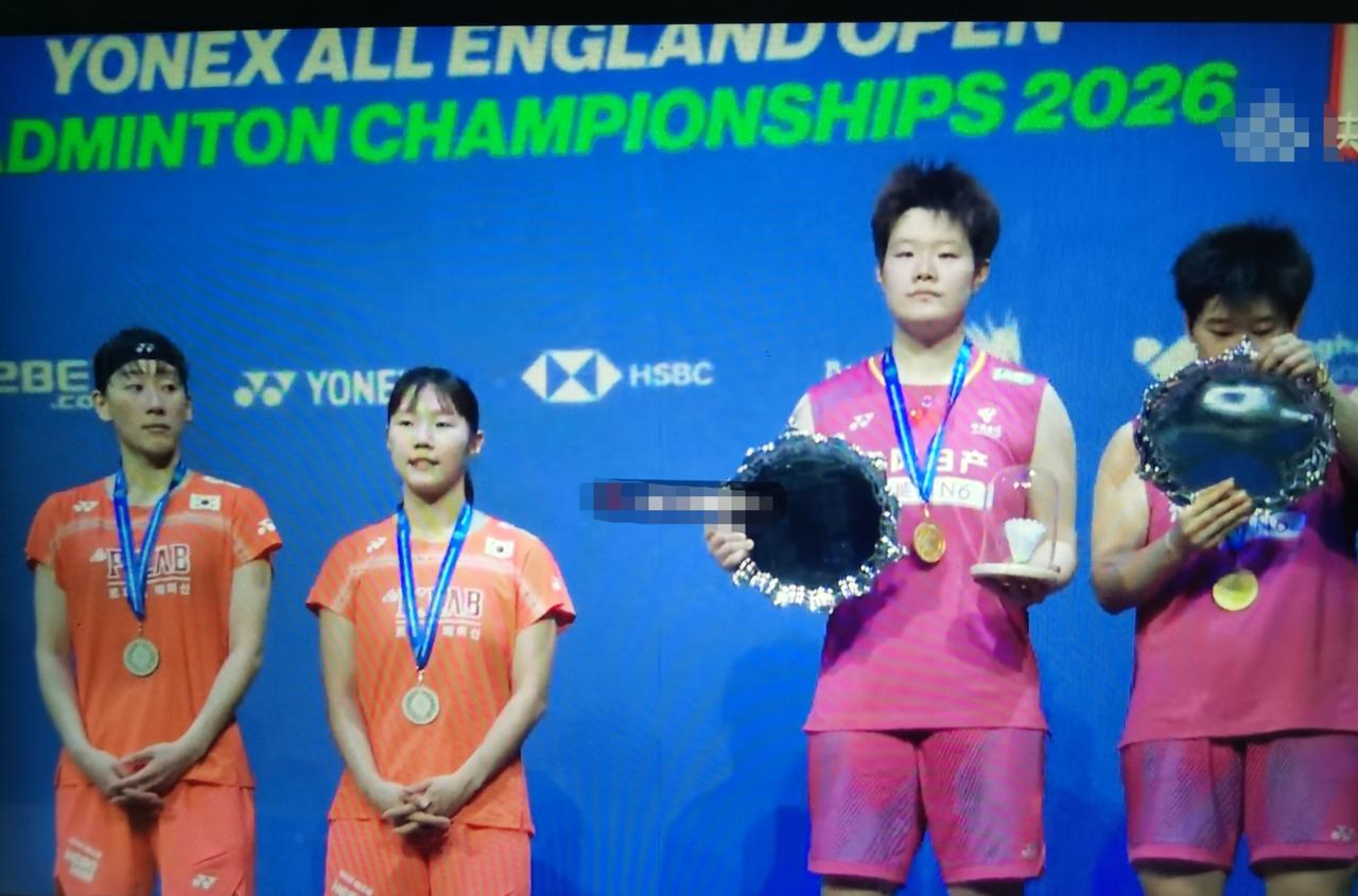 就这玩意没见过，谭宁把奖盘看了又看。
刚刚，刘圣书/谭宁在全英公开赛女双决赛上，