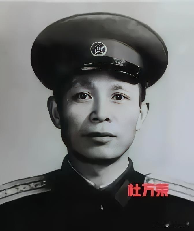 煤窑塌方土灌进嗓子眼，黑暗里一声喊让他们死里逃生

土灌下来了。

杜万荣张嘴喊