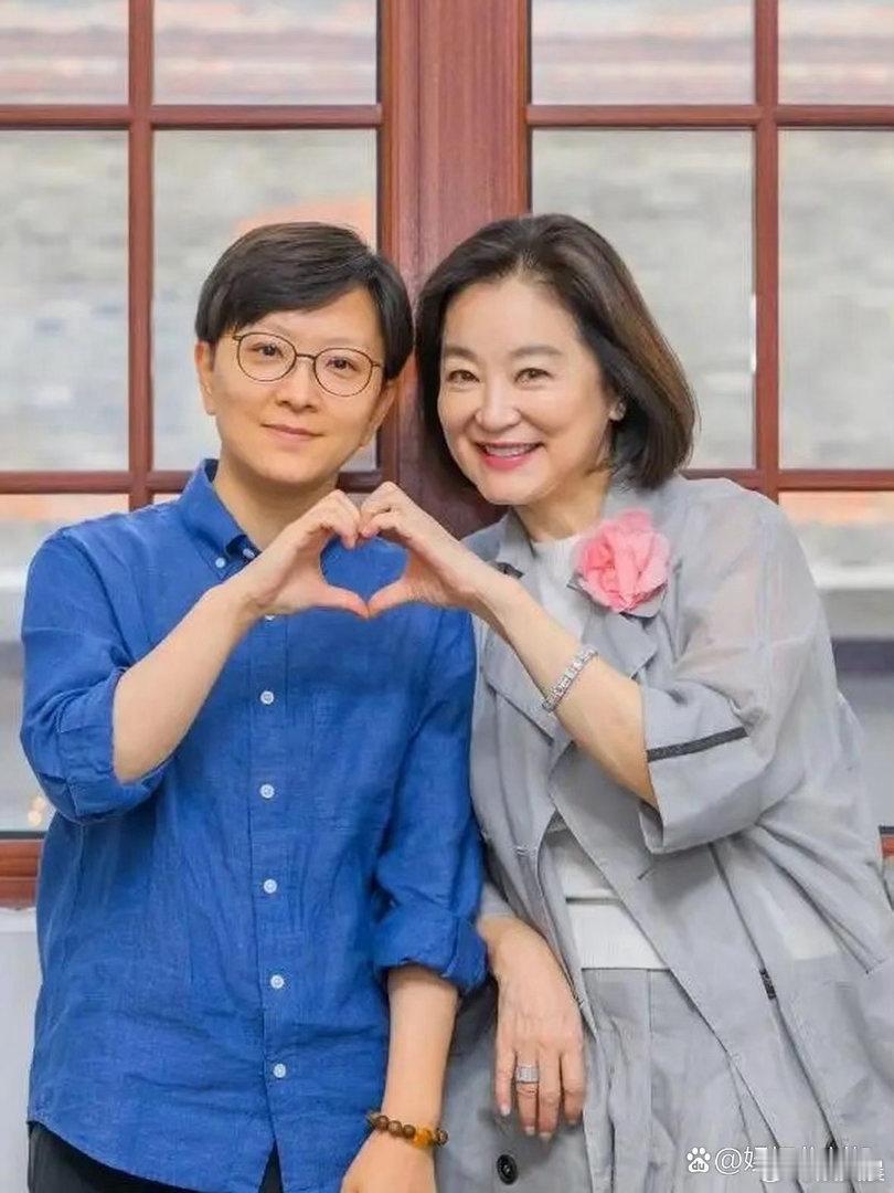 林青霞日常穿搭也超有品味！中长款大衣搭配阔腿裤与小白鞋，简约大气，优雅气质尽显～