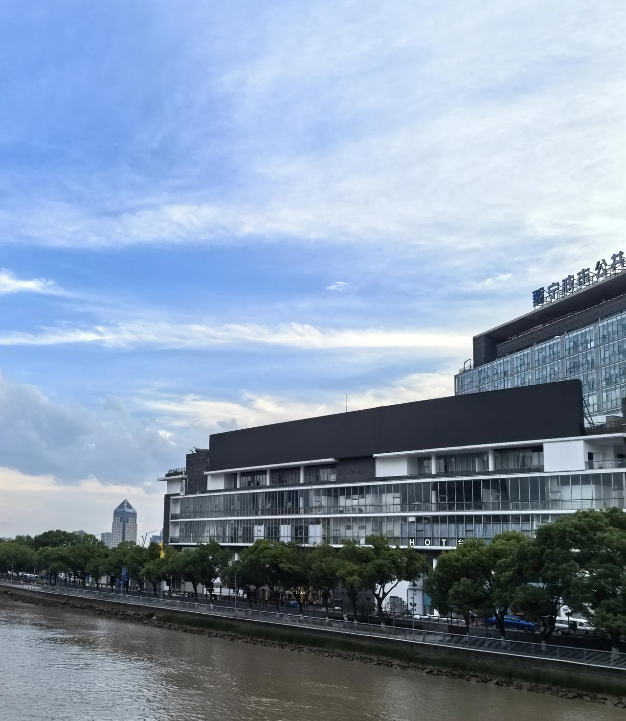宁波人的文化新客厅欢迎你来做客
      宁波人都知道以前灵桥边宁波报业集团从