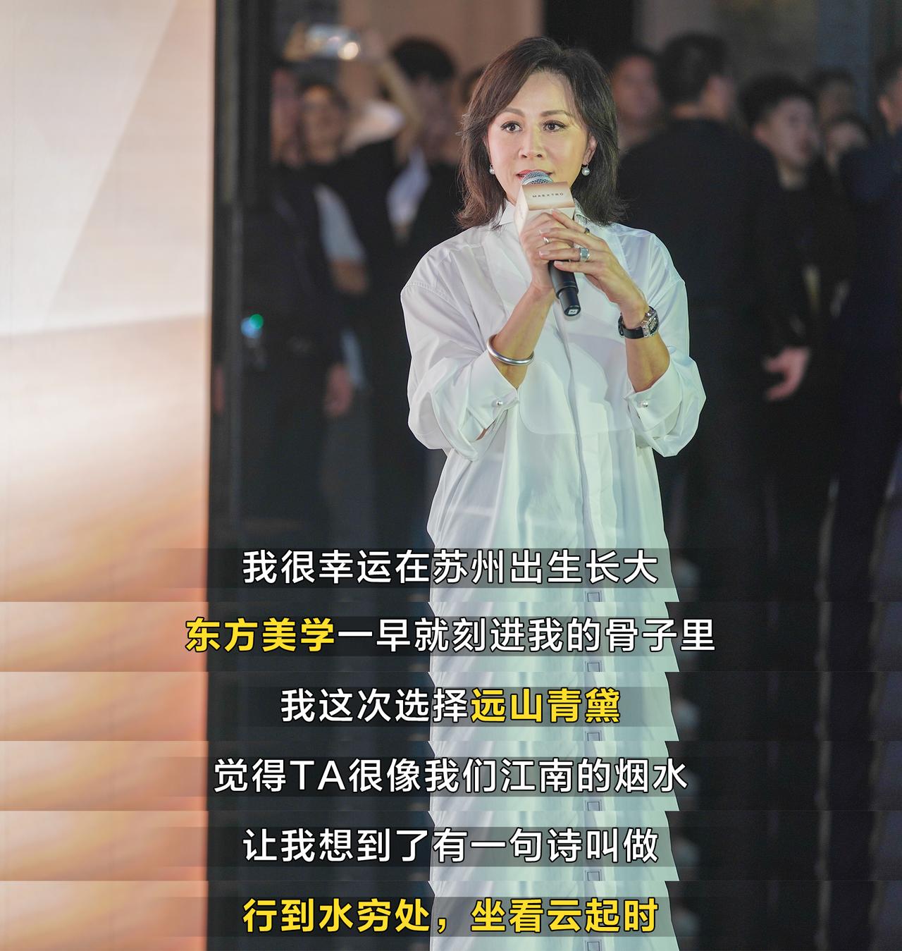 尊界V800首交现场，国产超豪华完成圈层卡位
8月31日，上海西岸中环体验中心，