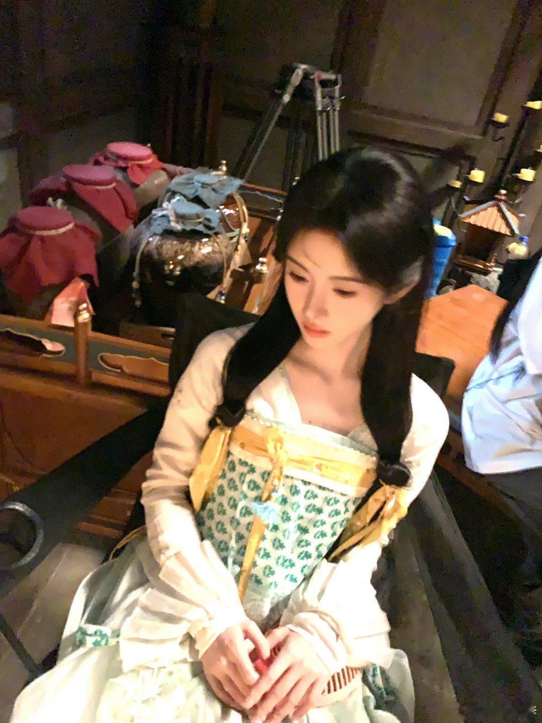 jjy鞠婧祎万花世界 jjy鞠婧祎苏绿夏十五岁季风迎过玫瑰岛沦落到海边. 𝓕?