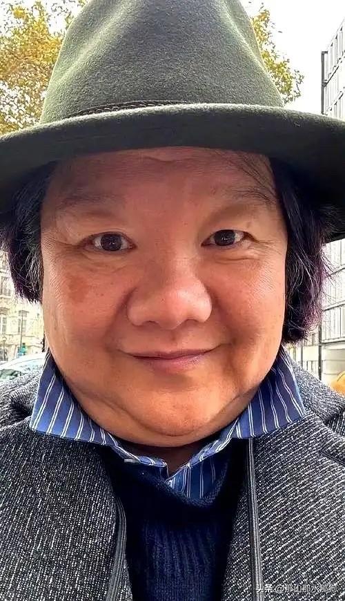 胖子洪晃在巴黎街头学巴黎女子，扮演巴黎优雅风情。她穿上风衣，戴上一顶高高的绿帽子